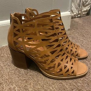 Vince Camuto zip up sandal , size 7